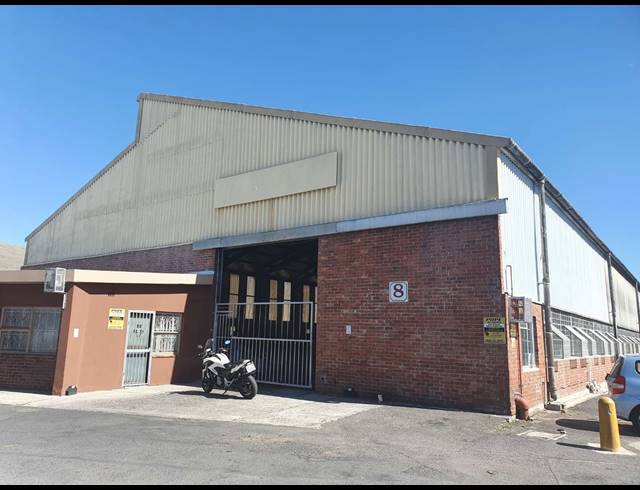 1,600M² FACTORY TO LET IN TRIANGLE FARM